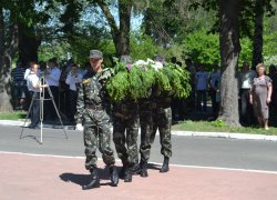 Покладання гірлянди з живих квітів до Меморіалу полеглим захисникам Вітчизни кращими студентами університету
